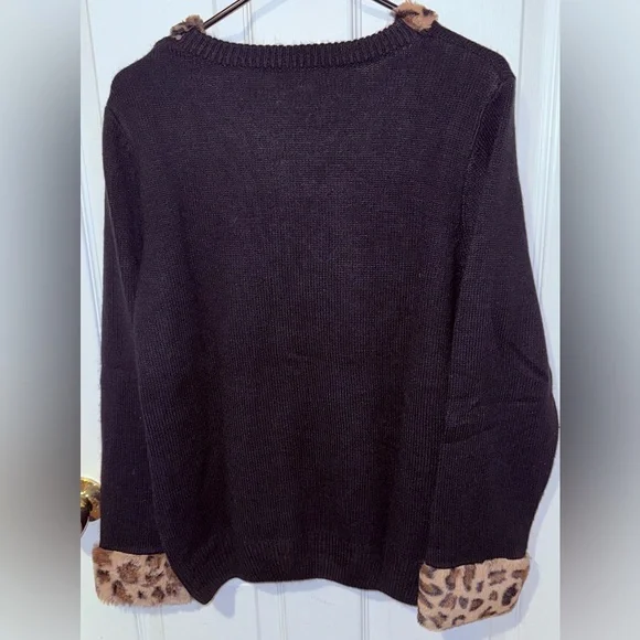 Knit Christmas sweater with leopard printed neck and sleeves - Picture 9 of 9